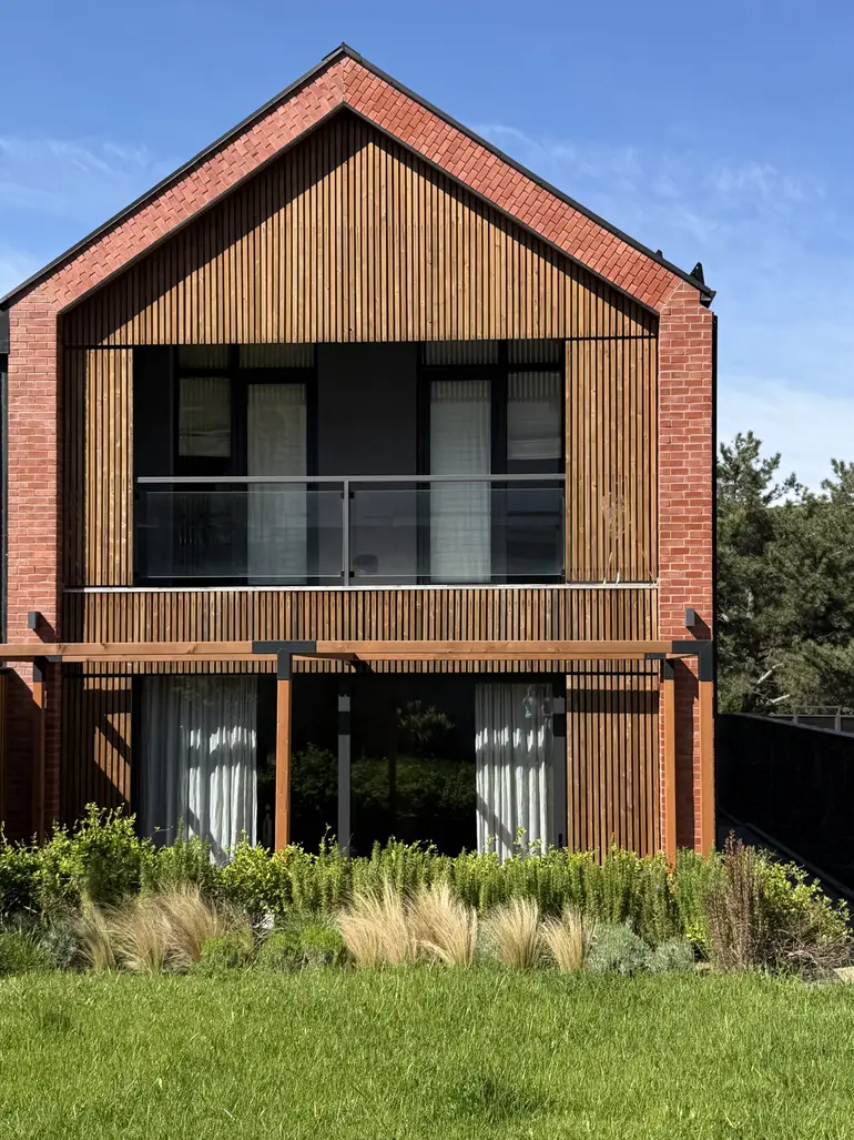 Vendesi casa indipendente con 5 stanze in Upper Lisi